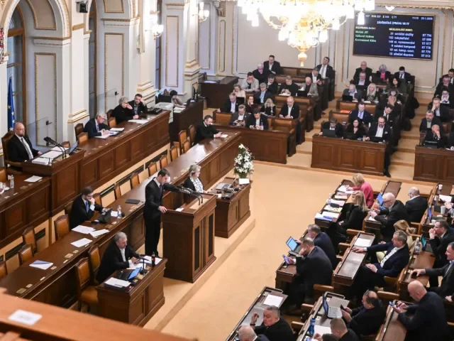 Výbor doporučil schválit rozpočet se schodkem 310 miliard, opozice návrh kritizuje