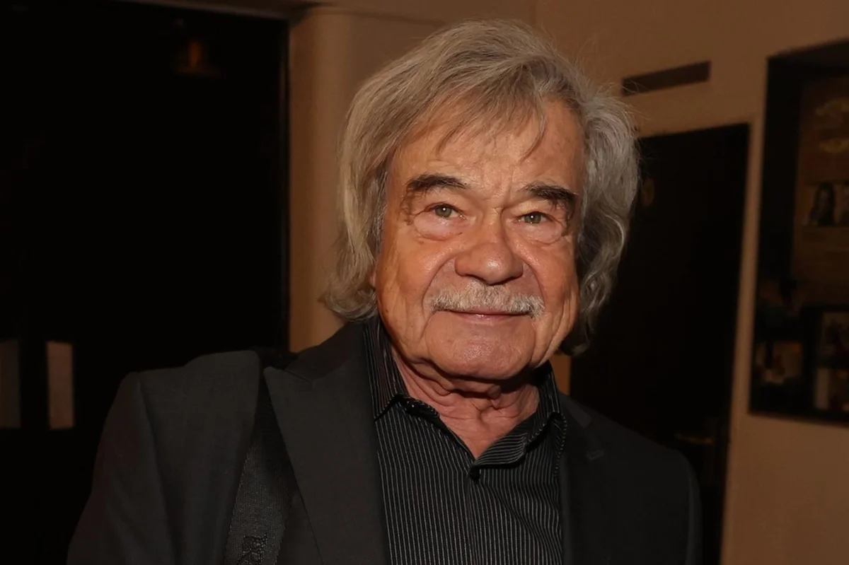 Zpěvák Petr Rezek má chalupu na jihu Čech. Srdcem stavení jsou kachlová kamna, ve sklepě má studánku