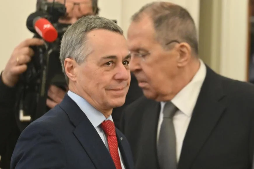 Lavrov dostal překvapivý dar od Švýcarů. Má Rusům připomenout, že patří do Evropy
