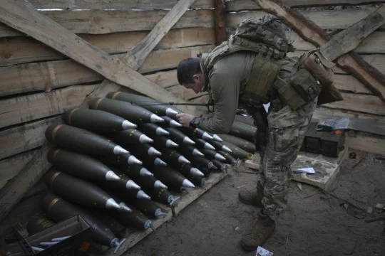 Česká muniční iniciativa potřebuje další financování, uvedl zdroj z NATO