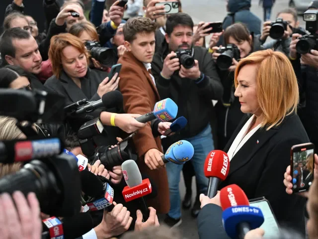 „Návrh rozpočtu je neodpovědný a porušuje zákon,“ zní z opozice. „Je reálný a pravdivý,“ reaguje Schillerová