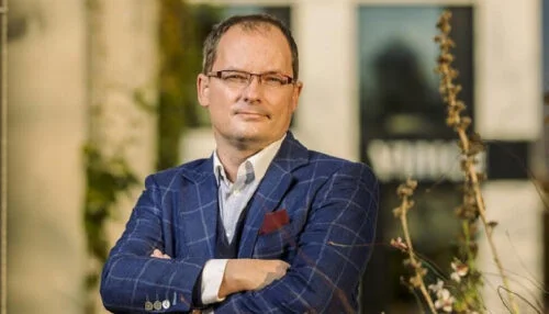 Pikora přišel s dalším nápadem, chtěl by „svlékat“ novináře. Šídlo se usmál, Šándor připomněl zásadní rozdíl