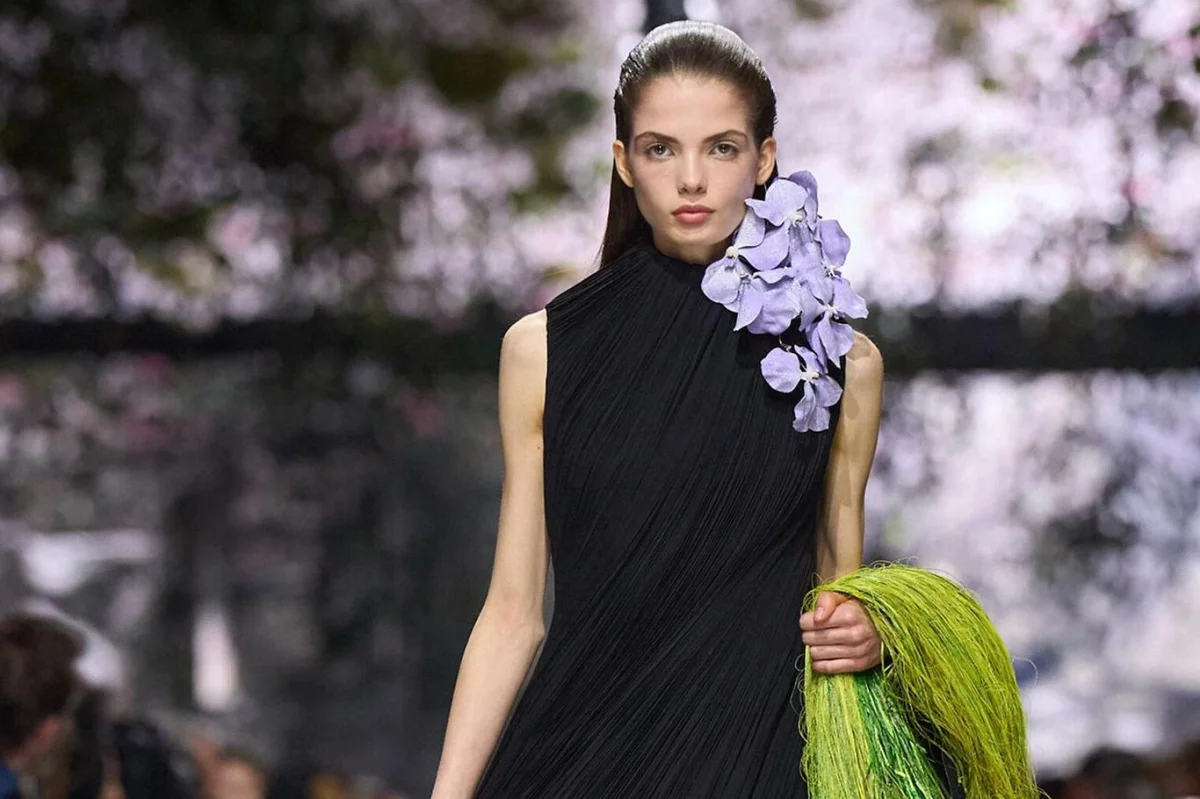 Haute couture přehlídky z Paříže jako krásná jarní inspirace: Vede brambořík, sošné tvary i tekuté zlato