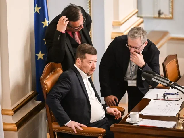 Úřad vlády na výročí invaze vyvěsí ukrajinskou vlajku, Okamura nikoli