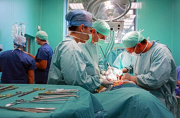 Na nesrovnalosti s defibrilátory upozorňoval i exprimář. Neřešilo se to, říká