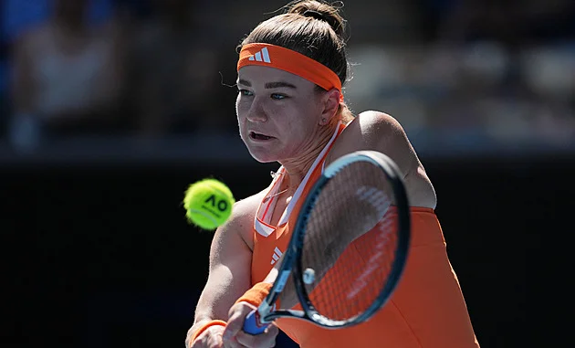 Derby skončilo skrečí. Plíšková kvůli zranění kolene vzdala, postupuje Muchová