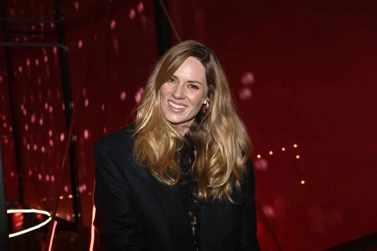 Nikol Moravcová vyrazila na ples v šatech ze sekáče a s ulepeným zadkem. „No co, jsem z Mostu,” směje se