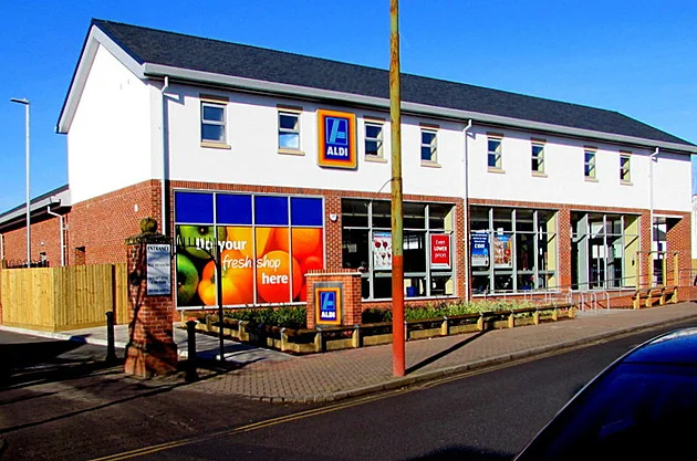 Nejdřív plať, pak nakupuj. Aldi v Londýně zkouší poplatky za vstup do obchodu