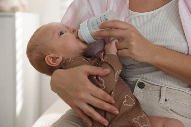 Další firma v ČR stahuje kojeneckou výživu. Může obsahovat nebezpečný toxin