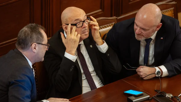 Rady ze Slovenska, ale na papíře zatím nic. Klempíř jde na koaliční „kobereček“, má vysvětlit otálení s rušením poplatků