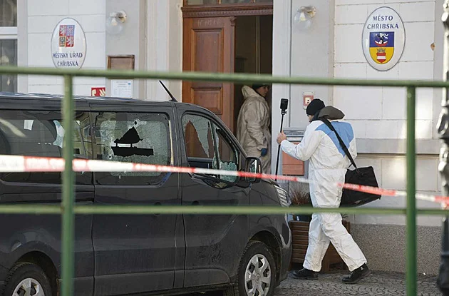 Střelec z Chřibské neměl v těle drogy, řekla policie. Otevření úřadu se posouvá