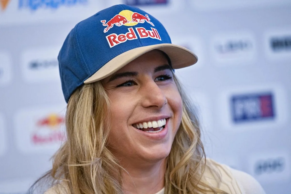 S tímhle mladým mužem si Ester Ledecká užívá svůj luxusní byt. Je to také sportovec!