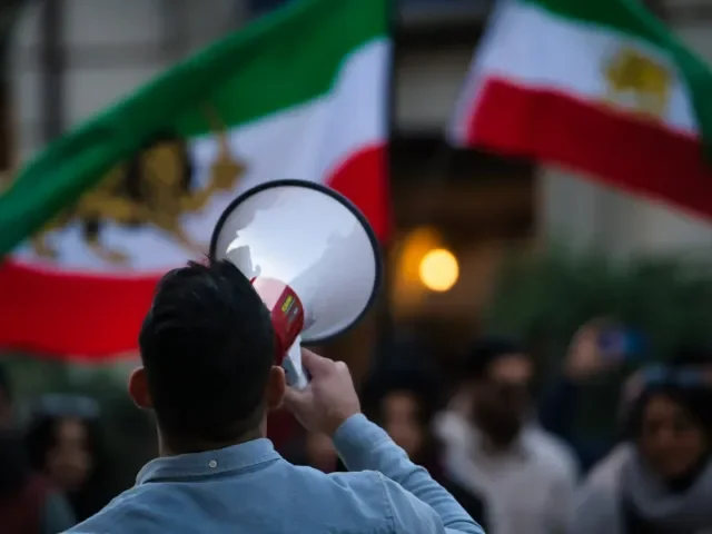 Protesty v Íránu si podle lidskoprávní organizace vyžádaly přes 7 tisíc obětí