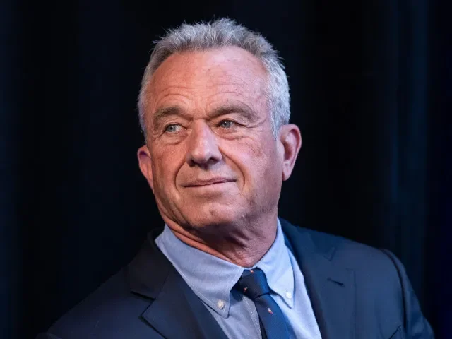 „Nebojím se bacilů. Dřív jsem šňupal kokain ze záchodových prkýnek,“ přiznal se ministr Kennedy