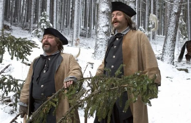 Petronel a Uriáš v jednací síni. Soudce chce přehrát pohádku Anděl Páně