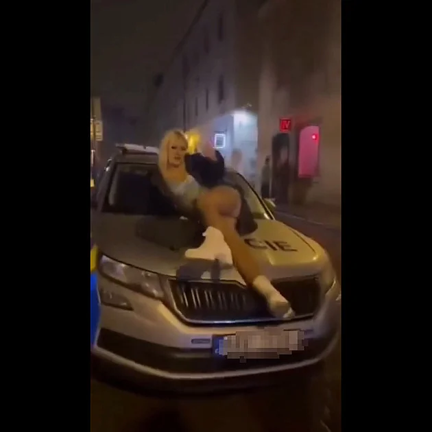 Už zase! Partnerka Lea Beránka opět tancovala na policejním autě: Benga jsou prasata