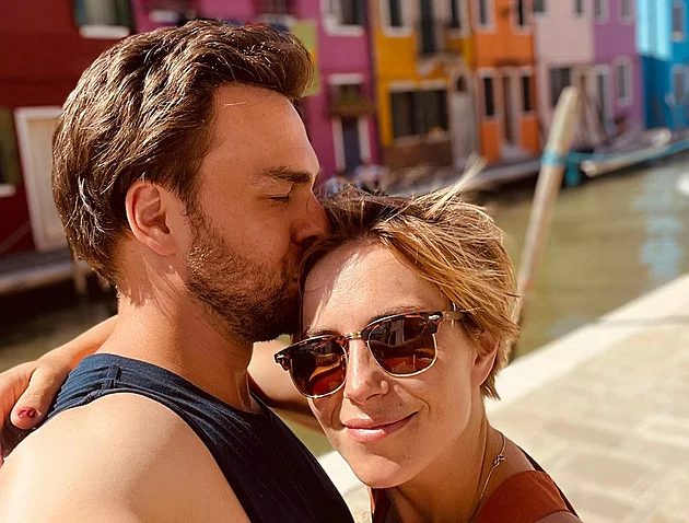 Jejich třetí společné dítě se zrodilo v šatně. Ondřej a Tereza Rychlí vyprávějí