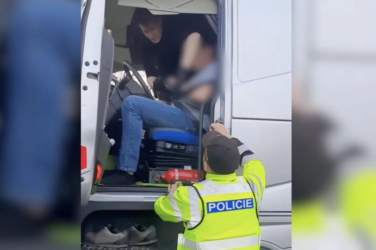 Oznámení o opilém řidiči se změnilo v boj o život: Policisté zachraňovali muže za volantem v bezvědomí