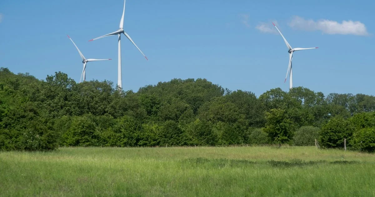 Týden v OZE: Pokles uhlí, stagnující emise i politické střety o klima