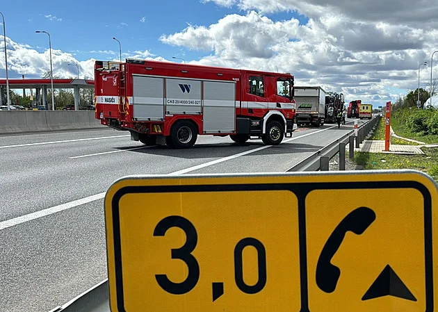 Řidič dodávky na D35 nepřežil náraz do odstaveného náklaďáku, část dálnice stojí