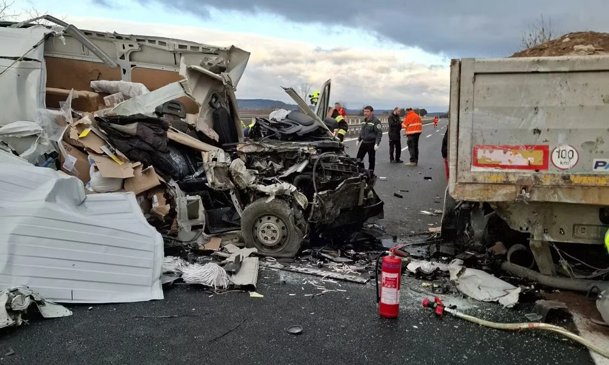 Tragická nehoda u Litovle. Řidič dodávky narazil do náklaďáku