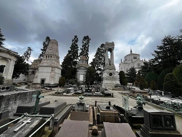 Leží tu ikonický Meazza i mistr světa F1. Milánský hřbitov je muzeem umění