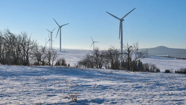 Větrníky jsou prý tichý zabiják, šíří dezinformátoři fámy po obecních kulturácích. Chytili se i Motoristé
