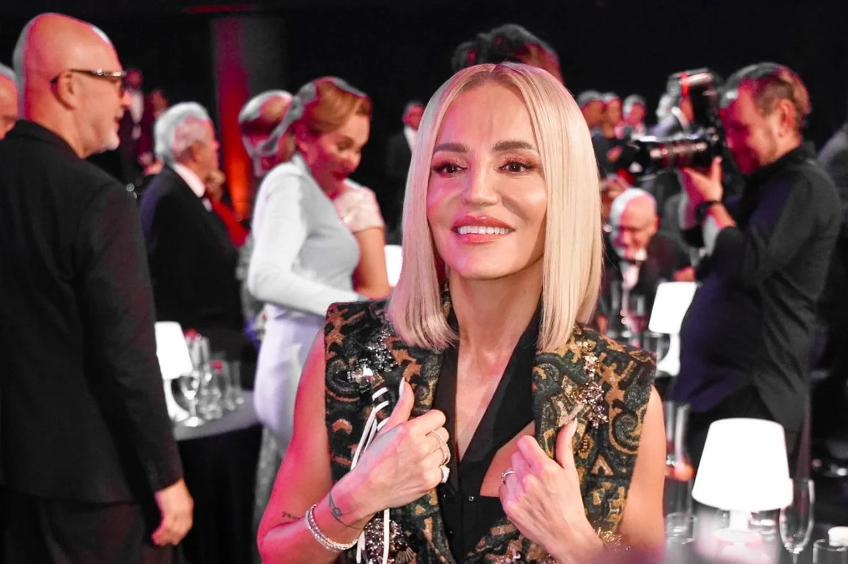 Maminka Dary Rolins, Zlatica, vypadá po osmdesátce skvěle. Je královnou elegance jako její dcera