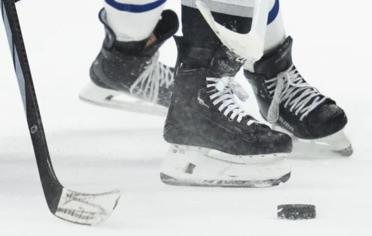 Slavia vyhrála ve Vsetíně po nájezdech a dál vede první hokejovou ligu o bod