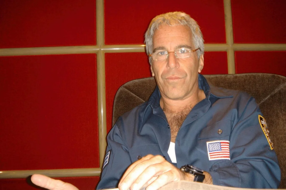 Jeffrey Epstein a jeho zvrhlé plány v Česku. S kým komunikoval a co tu prováděl?