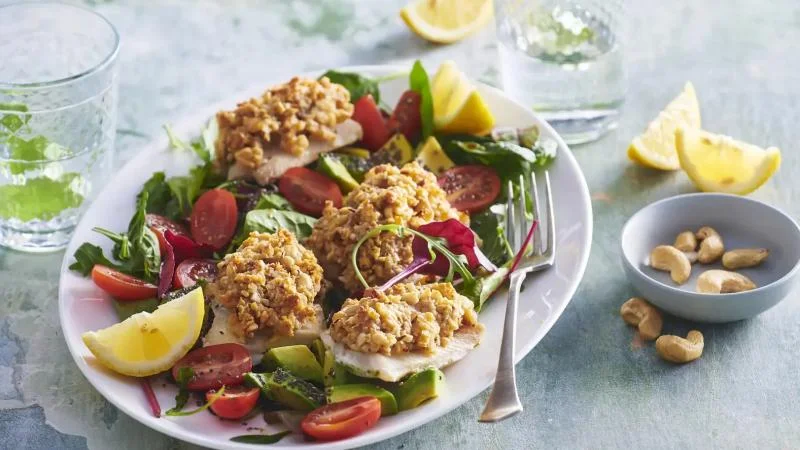 Treska s kešu krustou a salátkem s avokádem