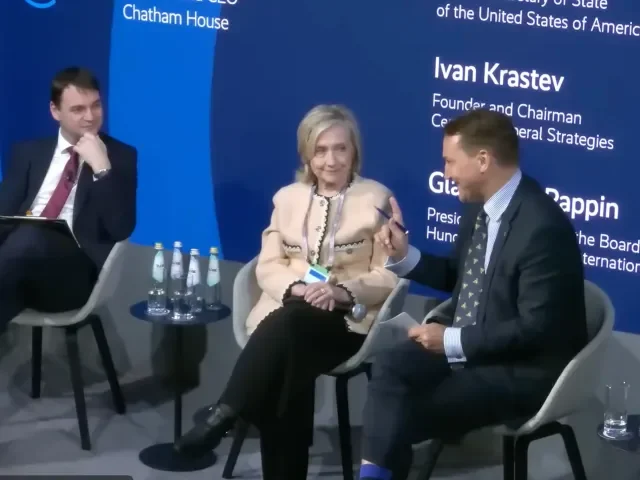 VIDEO: „Opravdu ho nemáte ráda.“ Clintonová se Sikorským útočili v Mnichově na Macinku a skákali do řeči
