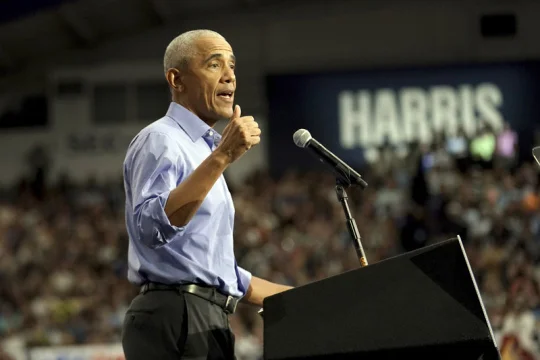 Obama kritizoval nedostatek studu v politice v reakci na video sdílené Trumpem