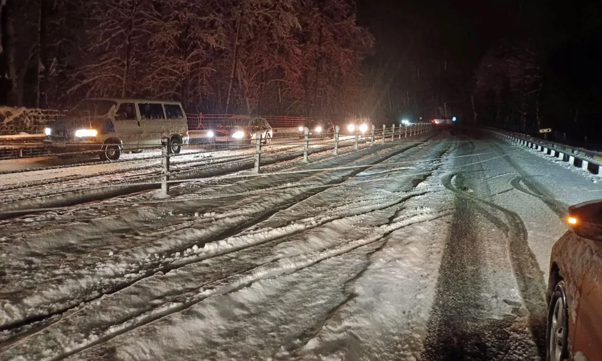 Dopravní problémy na Frýdecku: silnice zasypal sníh