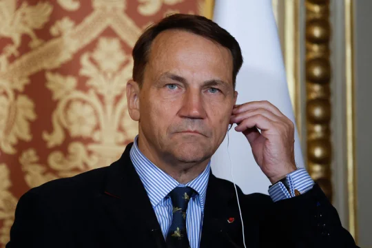 Politico: Sikorski dal Macinkovi rychlokurz o fungování EU