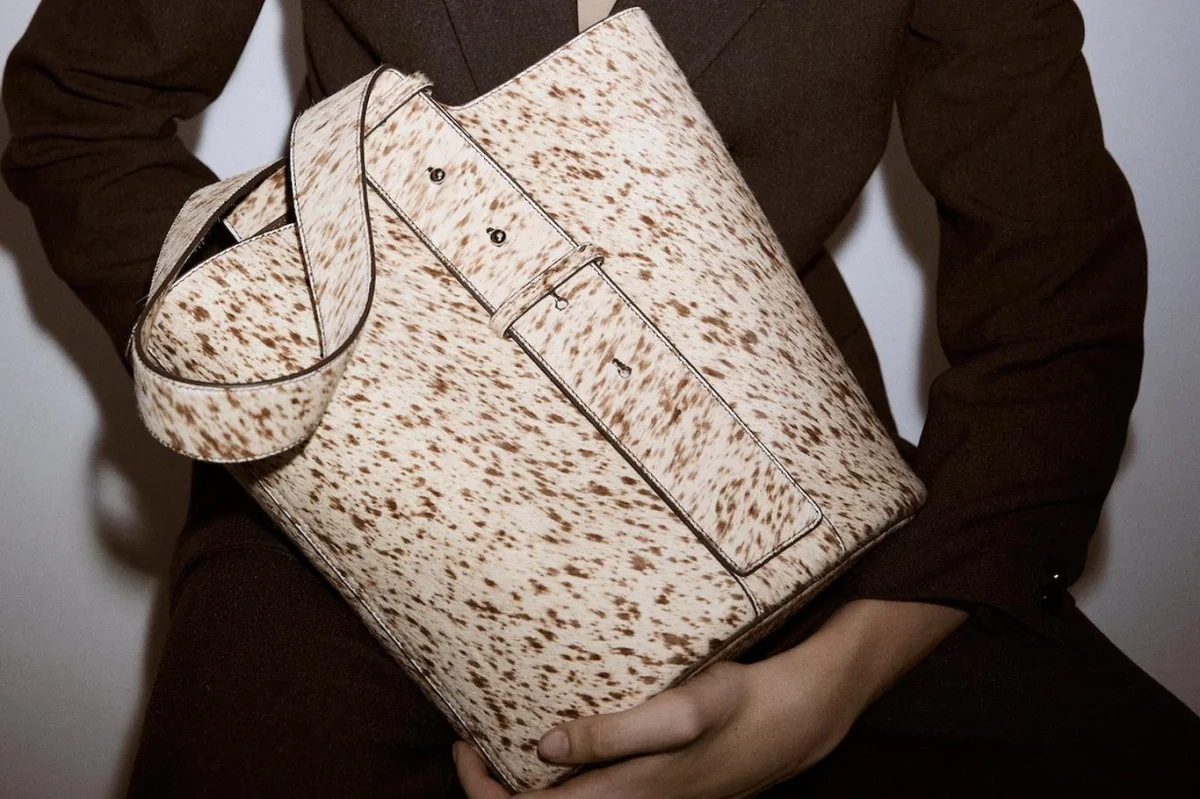 Módní kousek týdne: Ani batoh, ani strohá aktovka. Trendy kabelka „do práce“ teď vypadá dokonale stylově