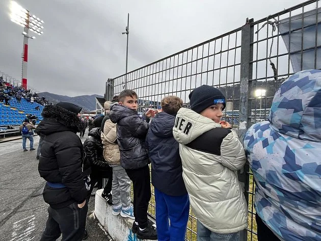 Pazmánie u jezera pod Alpami. Nový Messi zastínil olympiádu, zázrak řídí z Asie
