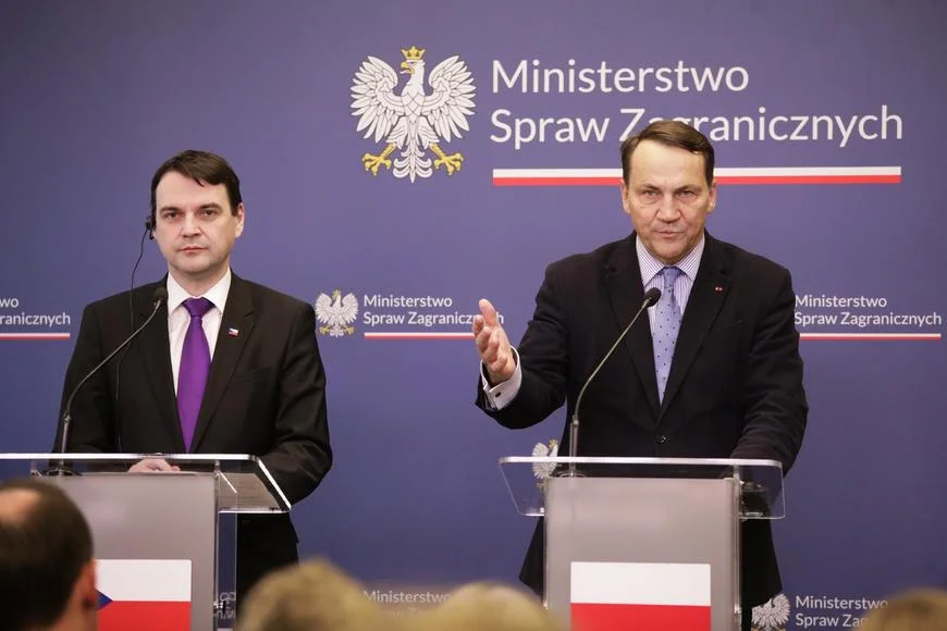 Macinka zničil Hillary, žasnou Trumpovi fandové. Podle Politico ho Sikorski školil