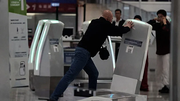 VIDEO: Muže na letišti popadl záchvat vzteku, zdemoloval odbavovací kiosky