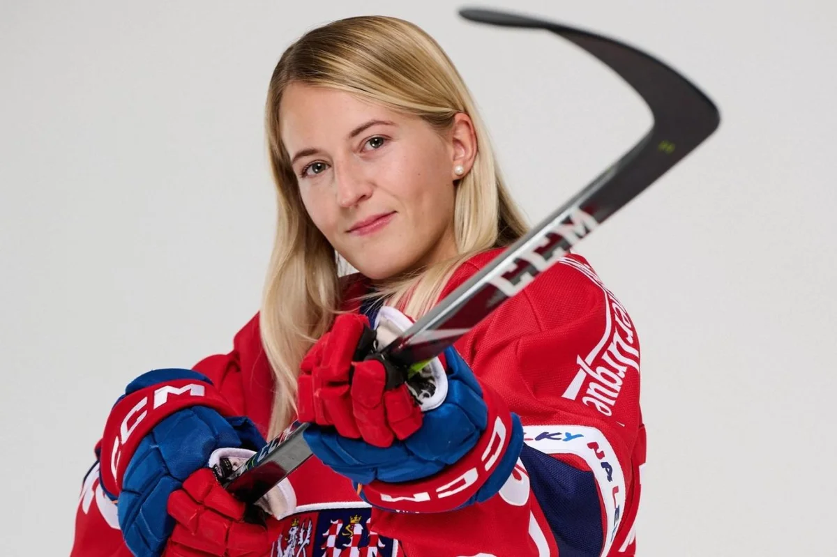 Kapitánka hokejistek Aneta Tejralová: Hlava se musí rozhodovat stejně rychle jako hokejka na ledu