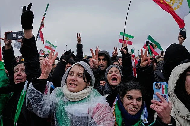 Lidé v Teheránu provolávali  z oken i střech protirežimní hesla. Ať žije šáh, skandovali