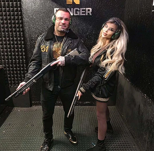 Valentýn Lely a Karlose Vémolových: Samopal, brokovnice i kalašnikov v rukou něžné blondýny