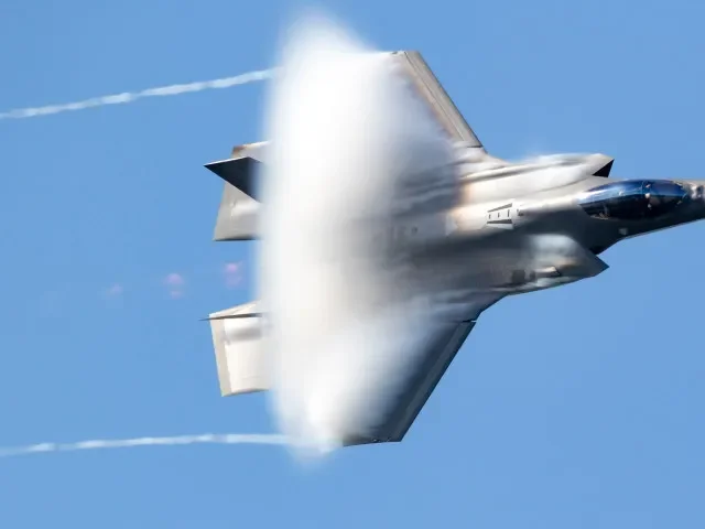 Babiš vylučuje zrušení nákupu F-35. „Vznikla by škoda 30 miliard korun“