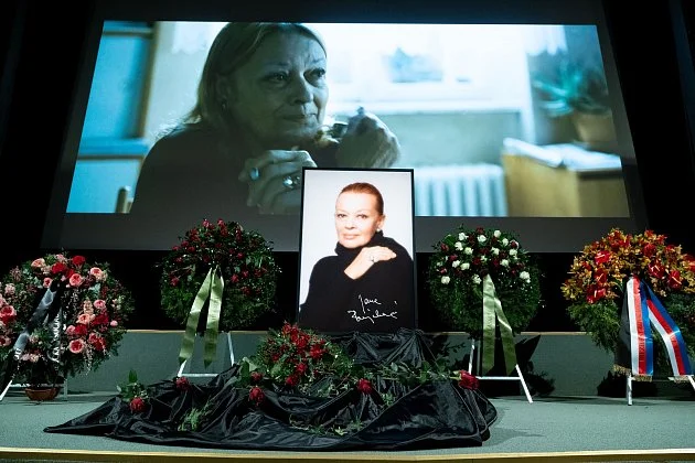 Pohřeb Jany Brejchové: Lidé se přišli do Lucerny rozloučit se slavnou herečkou