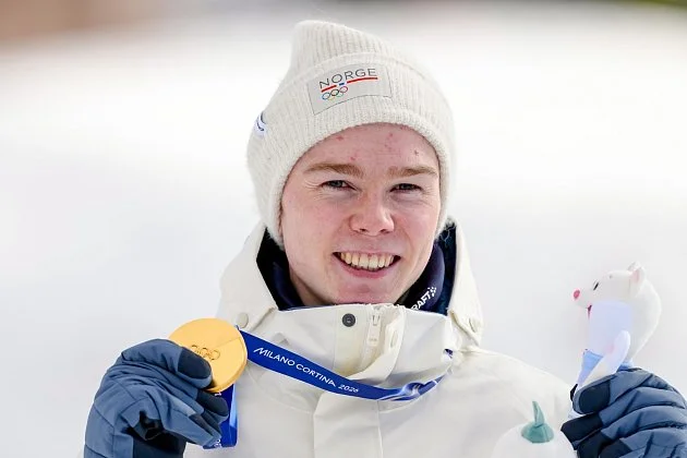Sdruženář Jens Oftebro získal druhé zlato. Češi si na velkém můstku pohoršili
