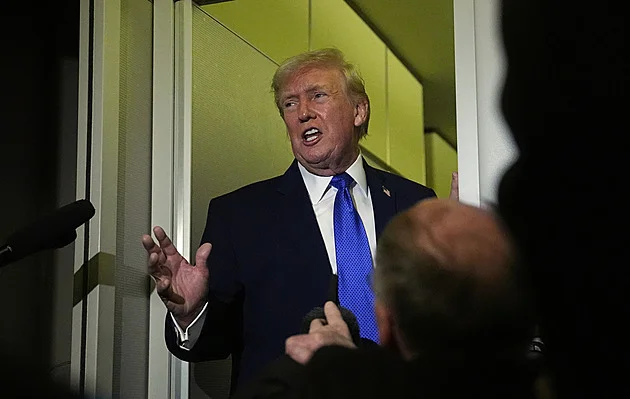 Přestaňte tutlat Epsteinovy spisy, vyzvala Clintonová. Není co skrývat, vzkázal Trump