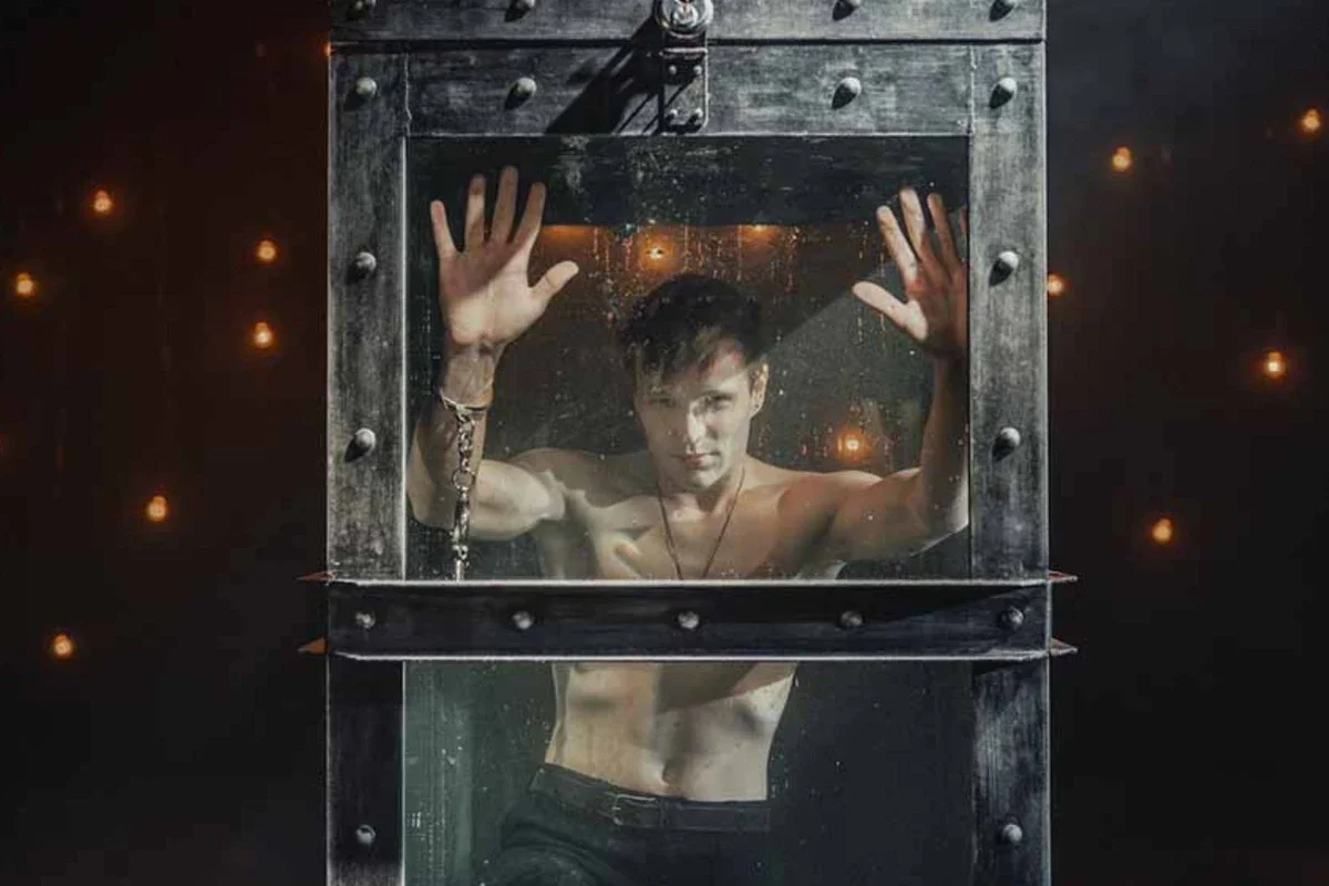 Český Houdini v akci: Michal Nesveda uniká z tisícilitrové nádrže a bojuje se strachem