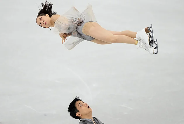 Krasobruslaři Miuraová a Kihara předvedli historickou volnou jízdu a berou zlato