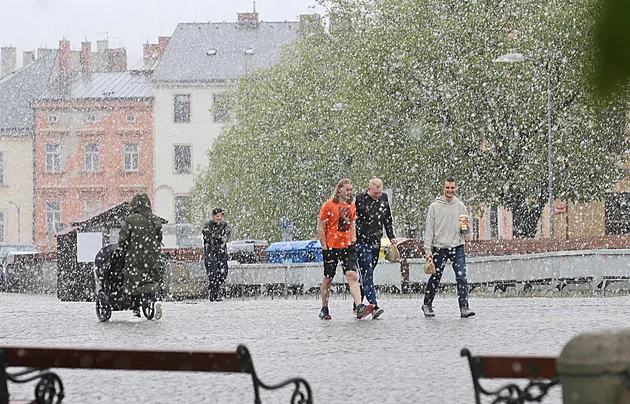 Po mrazech přijde zlom. Oteplí se až na 10 stupňů. Kdy vytáhnout jarní bundu?