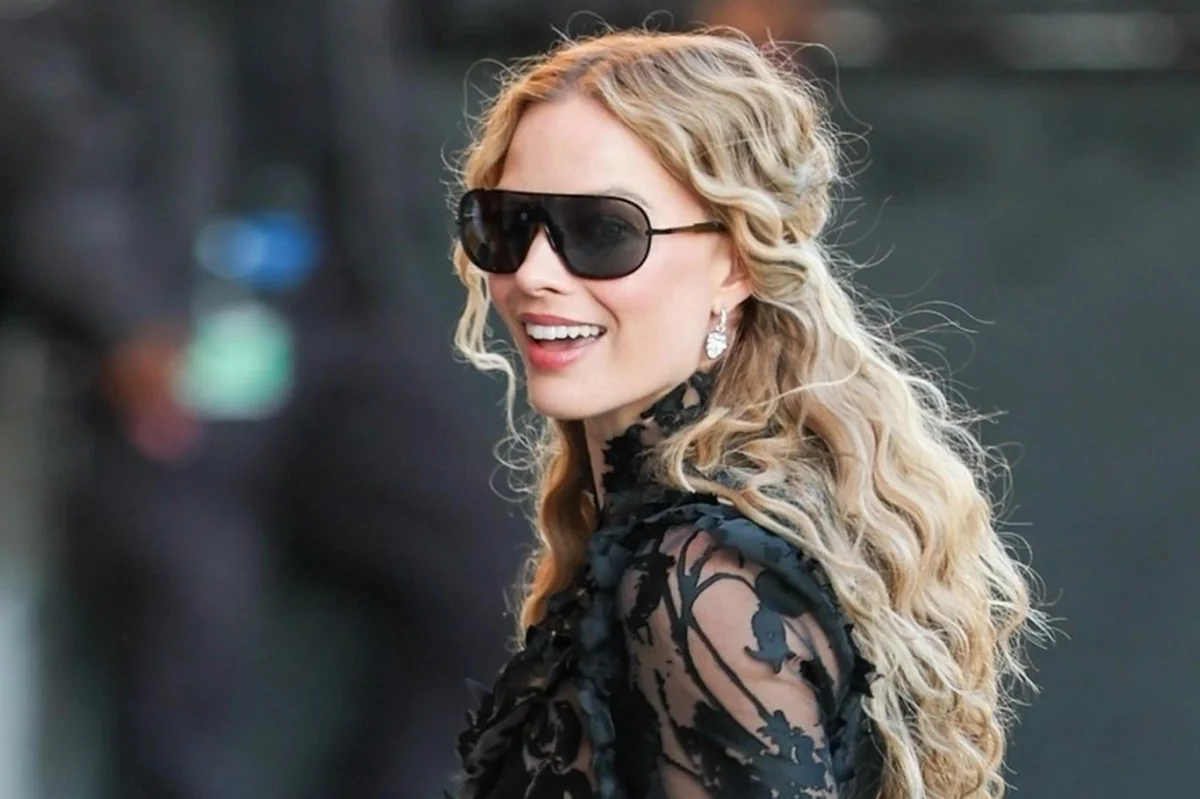 Dokonalý method dressing Margot Robbie zahrnuje i úchvatné účesy. Nádherné lokny až do pasu nemají chybu